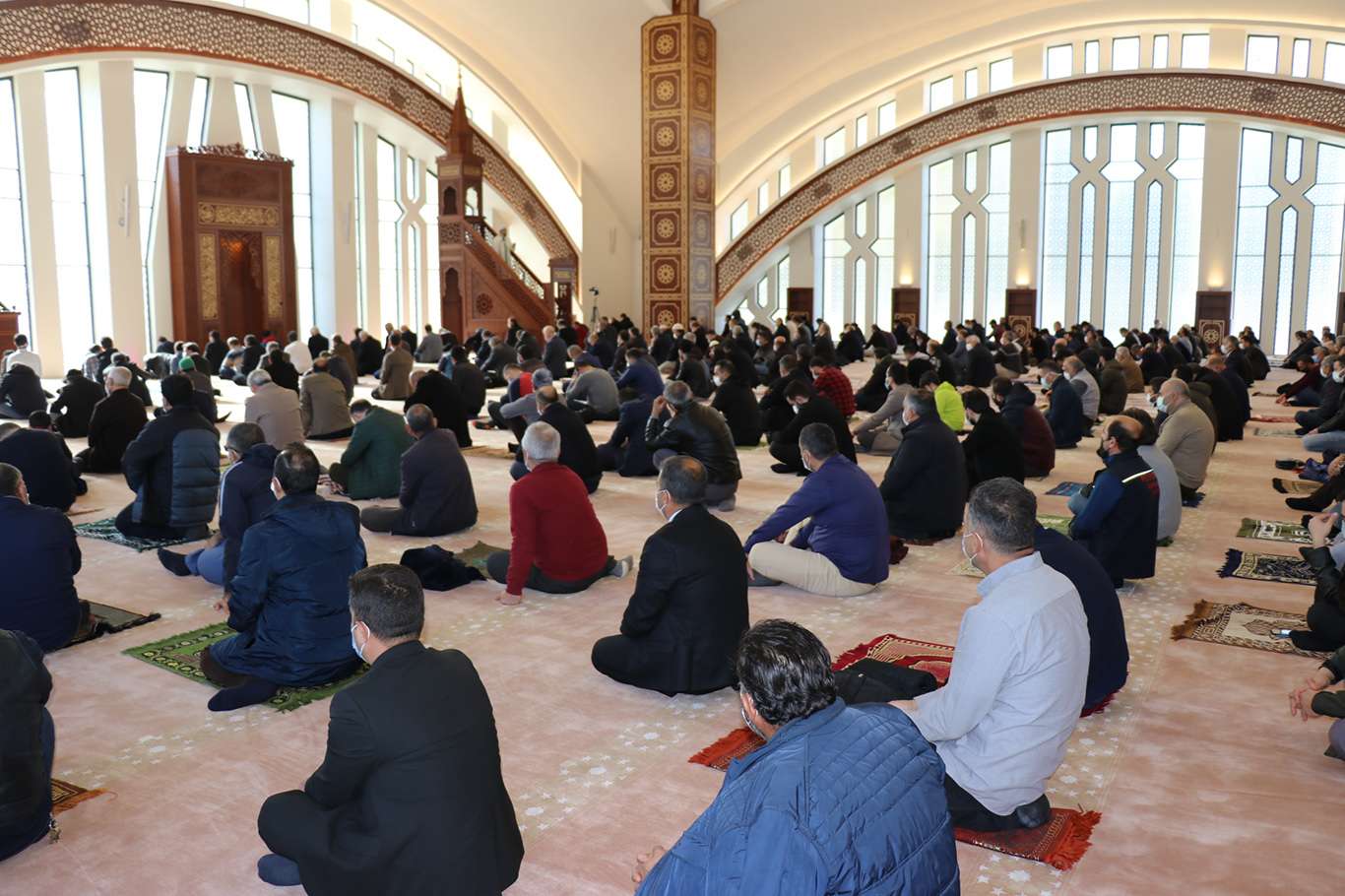 Kütüphanesiyle öne çıkan İnönü Üniversitesi Merkez Camii'nde ilk namaz kılındı Kütüphanesiyle öne çıkan İnönü Üniversitesi Merkez Camii'nde ilk namaz kılındı